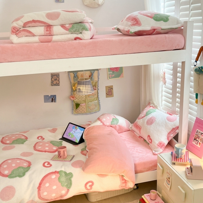 91家纺网 家纺一手货源 找家纺 川悦生活 2024新款立体雪花绒宿舍床笠款三件套四件套 啵啵草莓