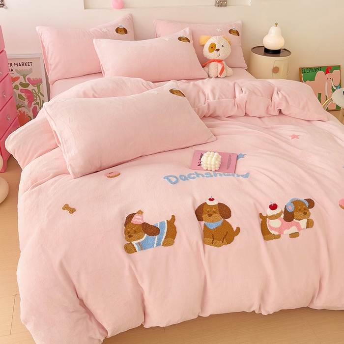 91家纺网 家纺一手货源 找家纺 梦之岛 2024新款牛奶绒卡通毛巾绣四件套腊肠狗 腊肠狗-粉