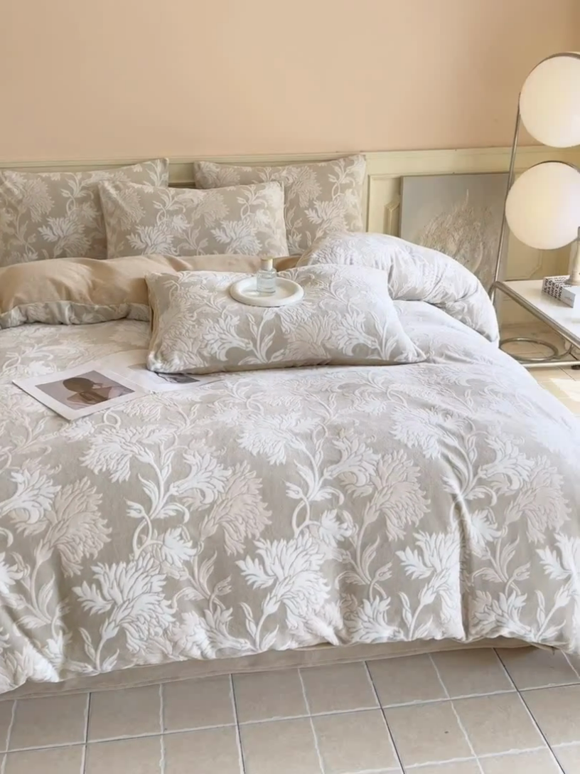 91家纺网 家纺一手货源 找家纺 大境 2024新款8斤A类230克牛奶绒提花烂花四件套床笠款床单款 罗曼 褐咖