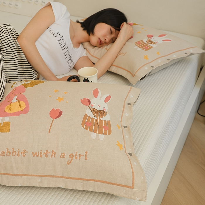 91家纺网 家纺一手货源 找家纺 2024新款全棉四层纱布枕套一对装纽扣款枕套 闪亮女孩