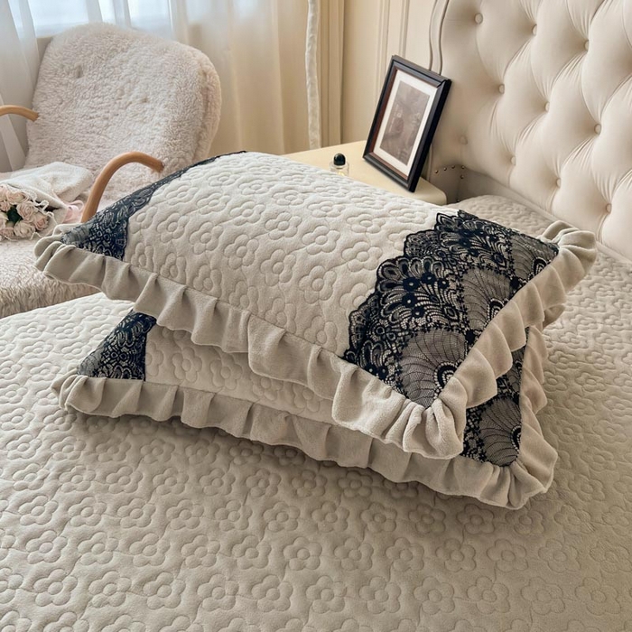 91家纺网 家纺一手货源 找家纺 恋尚 2024新款牛奶绒夹棉床盖纯色蕾丝边牛奶绒床盖 洛丽塔 茶色