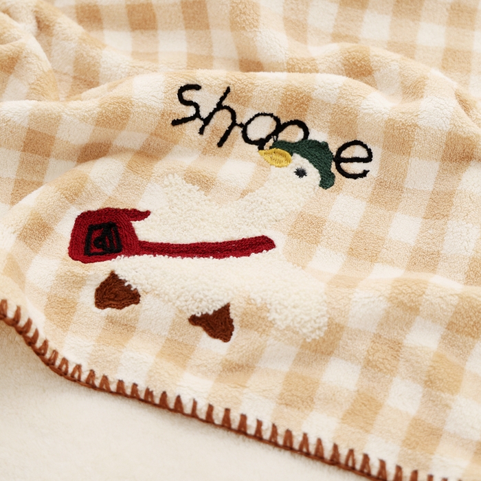 91家纺网 家纺一手货源 找家纺 朴尔家纺-毛巾被 2024新款毛巾绣勾边小格快乐鸭AB版珊瑚绒速吸速干毛巾浴巾 格子快乐鸭-卡其浴巾