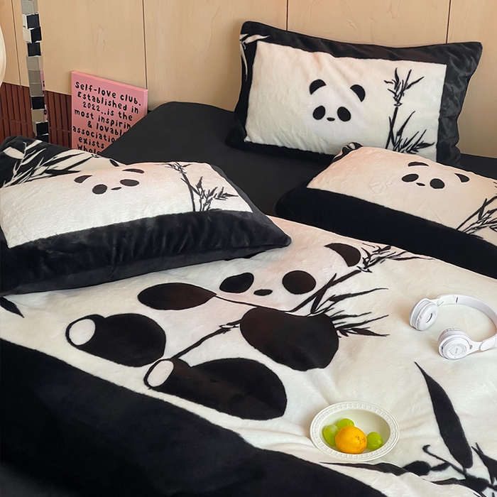 91家纺网 家纺一手货源 找家纺 安哆啦家纺 2024新款兔毛绒大版卡通牛奶绒兔兔绒印花四件套 国风熊猫