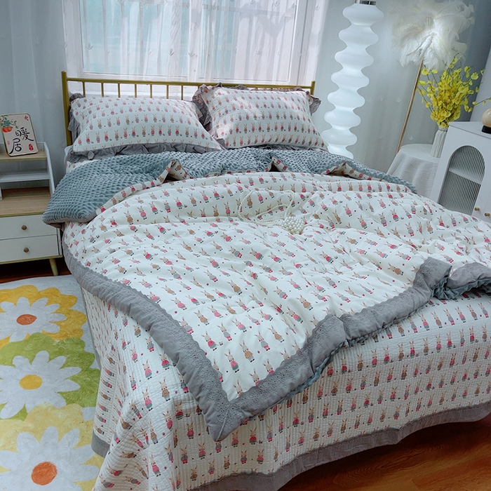 91家纺网 家纺一手货源 找家纺 暖居 2024新款包边豆豆被床盖四件套 兔斯基