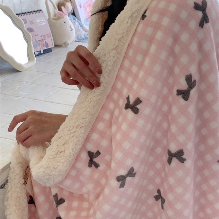 91家纺网 家纺一手货源 找家纺 桃喜 2024新款亲肤舒适牛奶绒羊羔绒毛毯 粉格子蝴蝶结