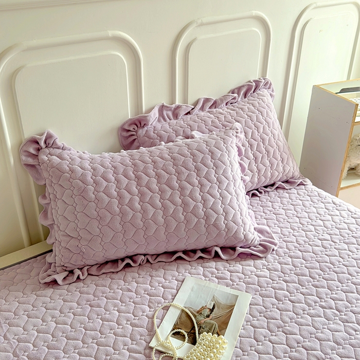 91家纺网 家纺一手货源 找家纺 美梦家纺 2024新款素色牛奶绒花边床盖系列 水晶紫