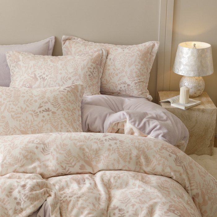 91家纺网 家纺一手货源 找家纺 卡派 2024新款轻奢肌理纹雕花工艺款230克加厚牛奶绒四件套（提供买家秀 ） 花园兔