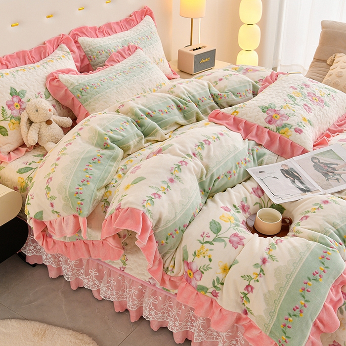 91家纺网 家纺一手货源 找家纺 民新家纺 2025新款牛奶绒印花夹棉床盖四件套 花香四溢-粉