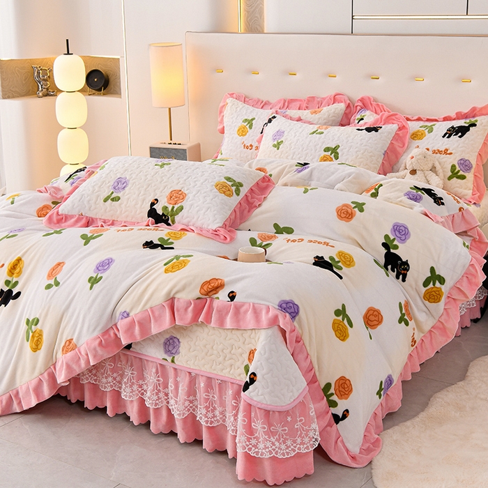 91家纺网 家纺一手货源 找家纺 民新家纺 2025新款牛奶绒印花夹棉床盖四件套 乐享时光-粉