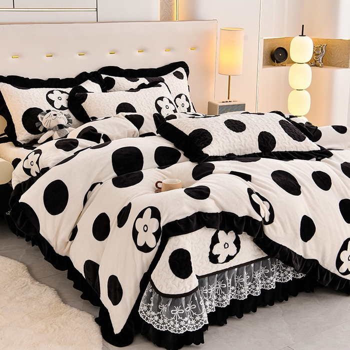 91家纺网 家纺一手货源 找家纺 民新家纺 2025新款牛奶绒印花夹棉床盖四件套 时尚波点