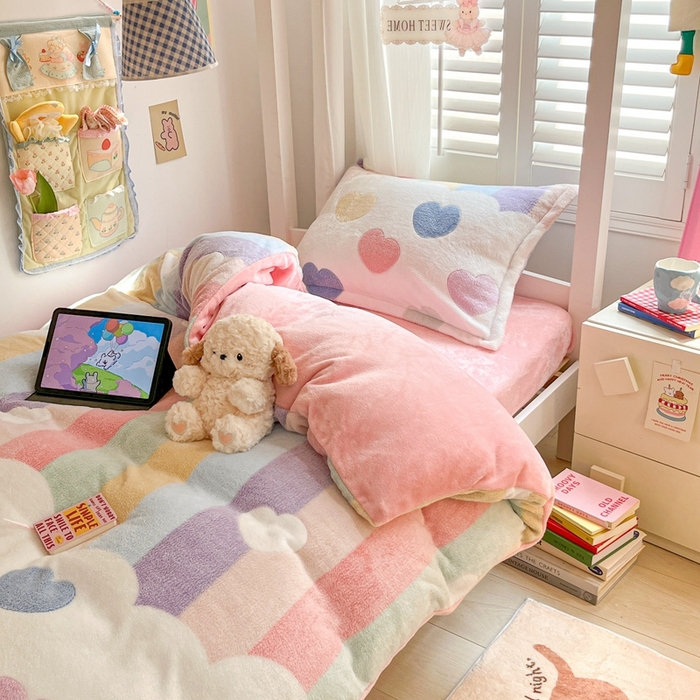 91家纺网 家纺一手货源 找家纺 川悦生活 2024新款立体雪花绒宿舍床笠款三件套四件套 彩虹爱心粉