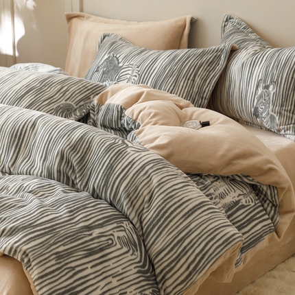 91家纺网 家纺一手货源 找家纺 （总）卡派 2024新款轻奢肌理纹雕花工艺款230克加厚牛奶绒四件套（提供买家秀 ）