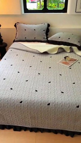 91家纺网 家纺一手货源 找家纺 美梦家纺 2024新款牛奶绒法式绣花夹棉床盖 绒爱心·银河灰