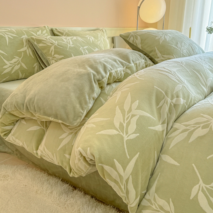 91家纺网 家纺一手货源 找家纺 大境 2024新款8斤A类230克牛奶绒提花烂花四件套床笠款床单款 竹影 奶绿