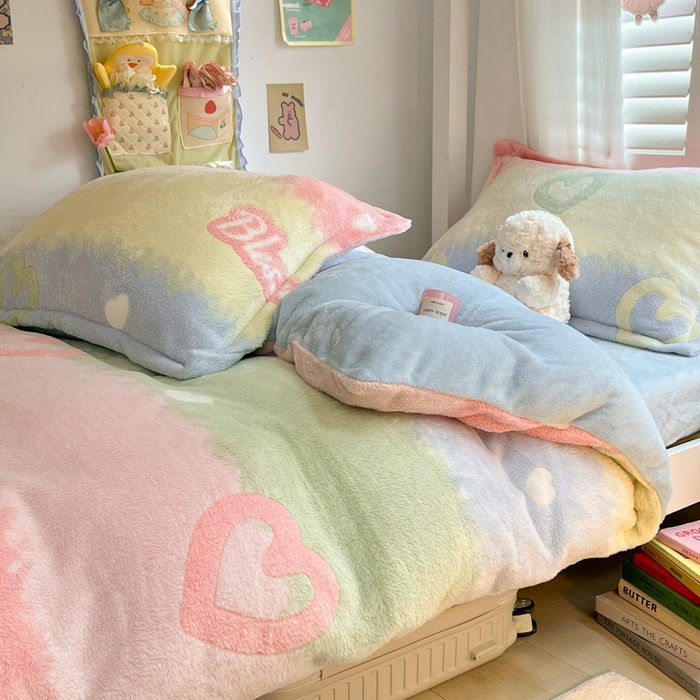 91家纺网 家纺一手货源 找家纺 川悦生活 2024新款立体雪花绒宿舍床笠款三件套四件套 彩虹爱语蓝