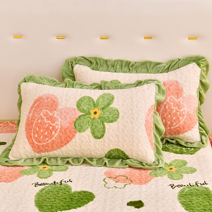 91家纺网 家纺一手货源 找家纺 民新家纺 2025新款牛奶绒印花夹棉床盖四件套 爱心草莓-绿