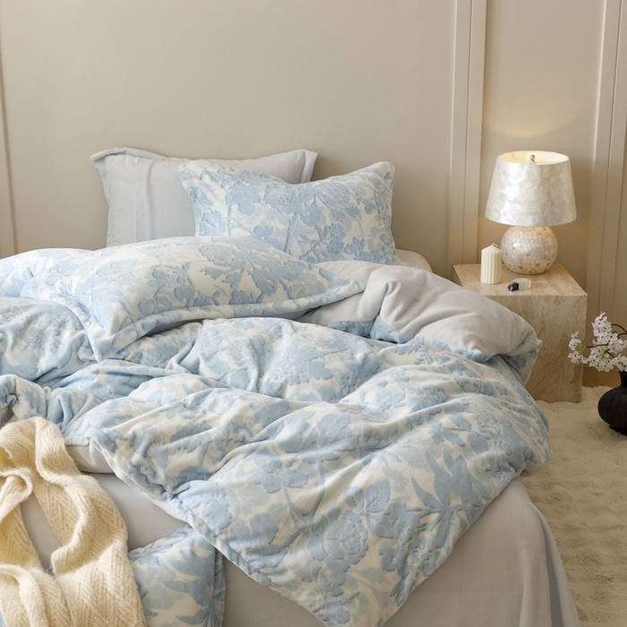 91家纺网 家纺一手货源 找家纺 卡派 2024新款轻奢肌理纹雕花工艺款230克加厚牛奶绒四件套（提供买家秀 ） 摇曳-蓝