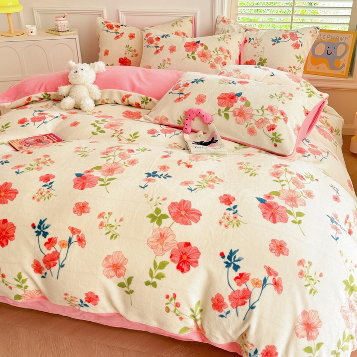 91家纺网 家纺一手货源 找家纺 简宜家居 2025新款牛奶绒印花四件套 清新粉黛