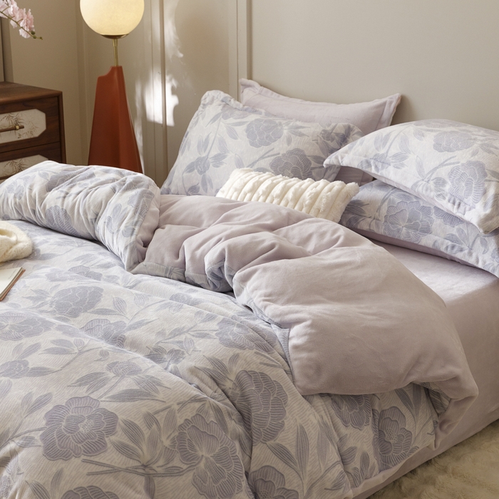 91家纺网 家纺一手货源 找家纺 卡派 2024新款轻奢肌理纹雕花工艺款230克加厚牛奶绒四件套（提供买家秀 ） 荷塘月色-紫