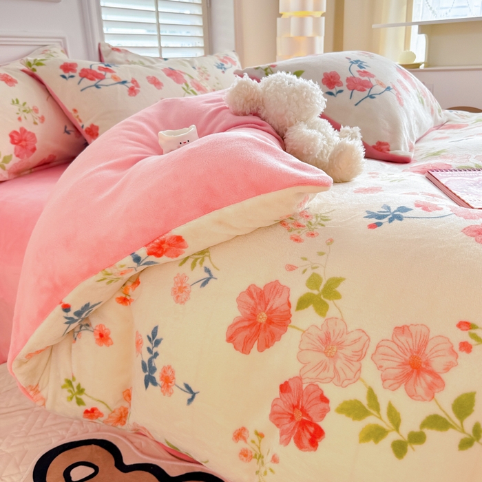 91家纺网 家纺一手货源 找家纺 简宜家居 2025新款牛奶绒印花四件套 清新粉黛