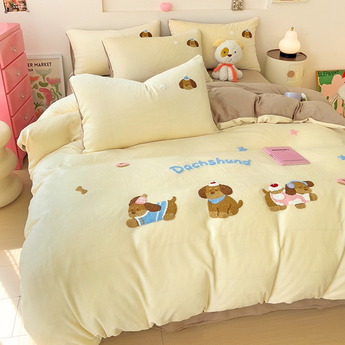 91家纺网 家纺一手货源 找家纺 梦之岛 2024新款牛奶绒卡通毛巾绣四件套腊肠狗 腊肠狗-浅驼