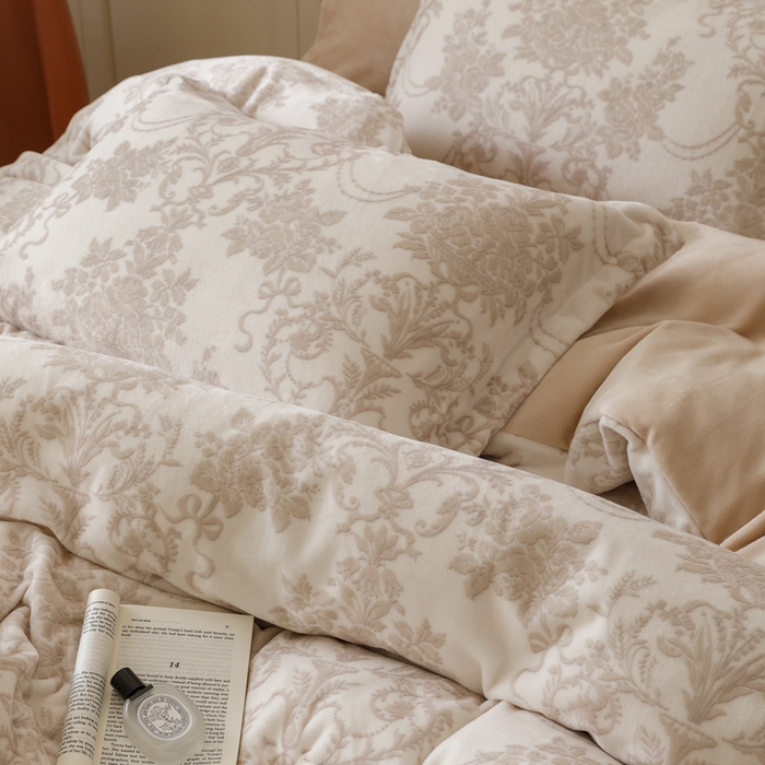 91家纺网 家纺一手货源 找家纺 卡派 2024新款轻奢肌理纹雕花工艺款230克加厚牛奶绒四件套（提供买家秀 ） 婉然-咖