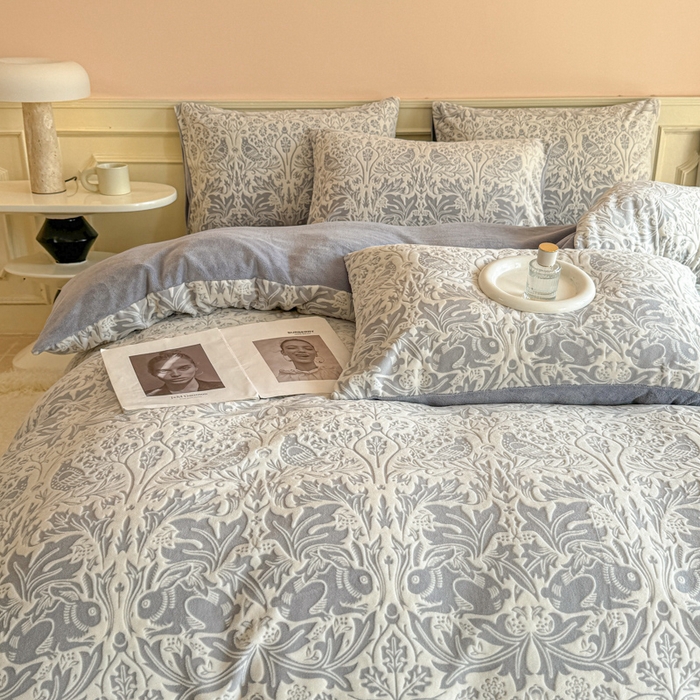 91家纺网 家纺一手货源 找家纺 大境 2024新款8斤A类230克牛奶绒提花烂花四件套床笠款床单款 可可西里 灰蓝