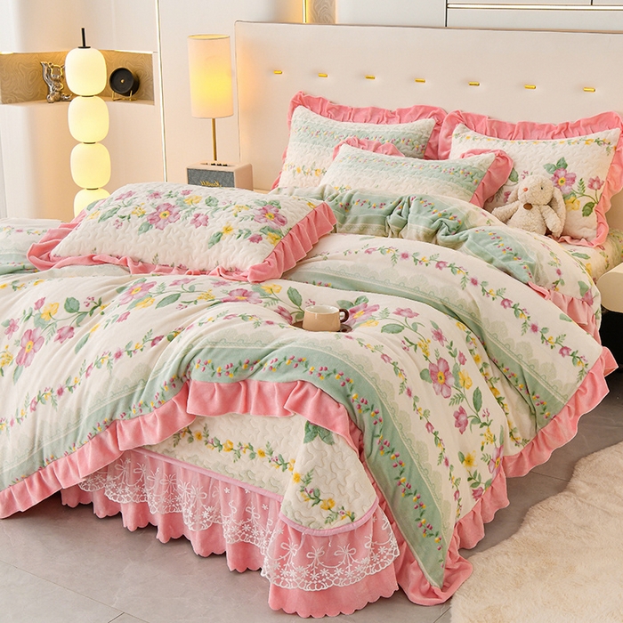 91家纺网 家纺一手货源 找家纺 民新家纺 2025新款牛奶绒印花夹棉床盖四件套 花香四溢-粉