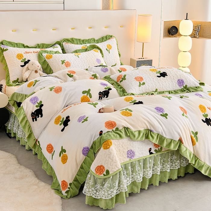 91家纺网 家纺一手货源 找家纺 民新家纺 2025新款牛奶绒印花夹棉床盖四件套 乐享时光-绿