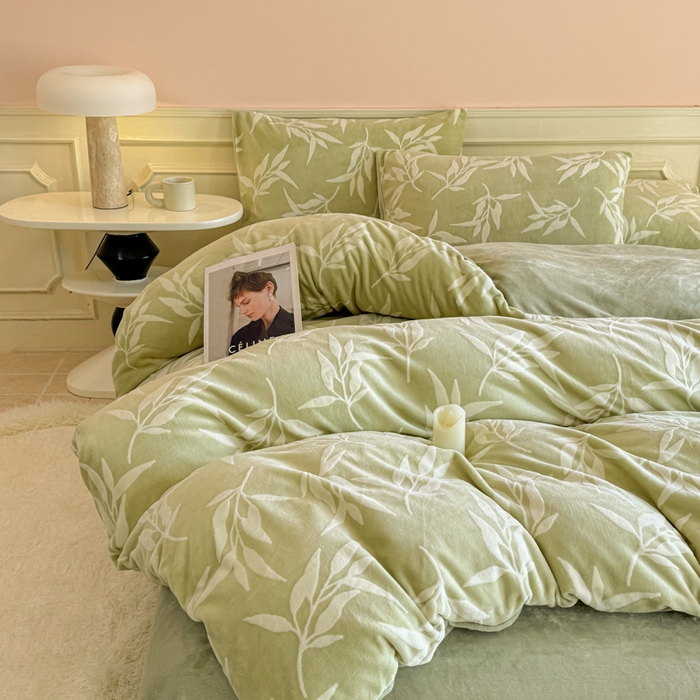 91家纺网 家纺一手货源 找家纺 大境 2024新款8斤A类230克牛奶绒提花烂花四件套床笠款床单款 竹影 奶绿