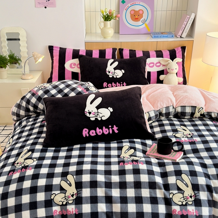 91家纺网 家纺一手货源 找家纺 柚子YOUTH 2024新款加厚纯印花牛奶绒四件套 黑格兔