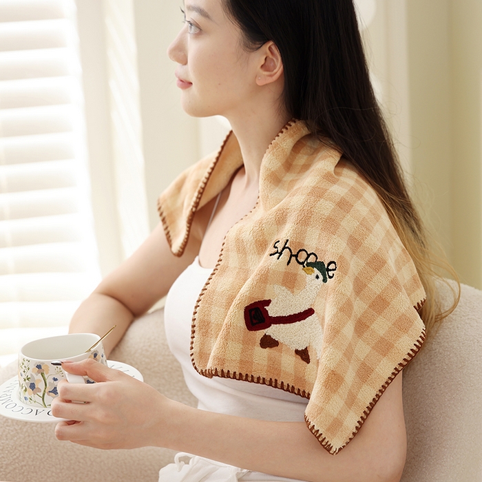 91家纺网 家纺一手货源 找家纺 朴尔家纺-毛巾被 2024新款毛巾绣勾边小格快乐鸭AB版珊瑚绒速吸速干毛巾浴巾 格子快乐鸭-咖毛巾