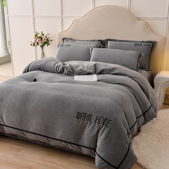 91家纺网 家纺一手货源 找家纺 同田家纺 2024新款230克蓄暖高克重牛奶绒四件套 浅灰