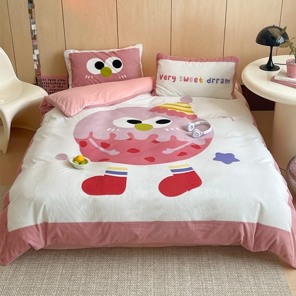 91家纺网 家纺一手货源 找家纺 安哆啦家纺 2024新款兔毛绒大版卡通牛奶绒兔兔绒印花四件套 美味乳酪