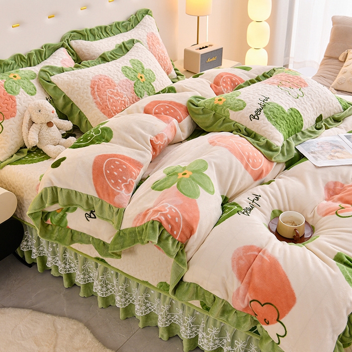 91家纺网 家纺一手货源 找家纺 民新家纺 2025新款牛奶绒印花夹棉床盖四件套 爱心草莓-绿