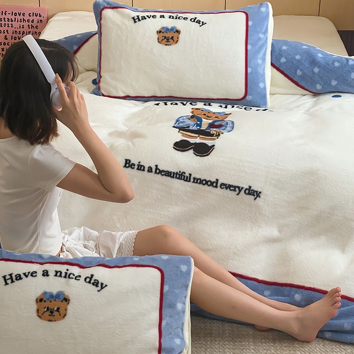 91家纺网 家纺一手货源 找家纺 安哆啦家纺 2024新款兔毛绒大版卡通牛奶绒兔兔绒印花四件套 绅士熊