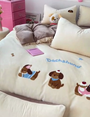 91家纺网 家纺一手货源 找家纺 梦之岛 2024新款牛奶绒卡通毛巾绣四件套腊肠狗 腊肠狗-浅驼