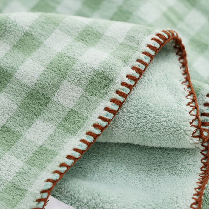 91家纺网 家纺一手货源 找家纺 朴尔家纺-毛巾被 2024新款毛巾绣勾边小格快乐鸭AB版珊瑚绒速吸速干毛巾浴巾 格子快乐鸭-深绿浴巾