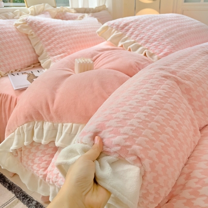 91家纺网 家纺一手货源 找家纺 2024新款加厚牛奶绒韩版雕花四件套风格2（阳光） 露娜紫