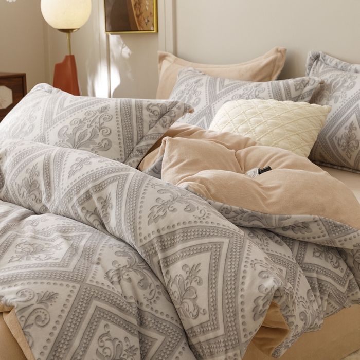 91家纺网 家纺一手货源 找家纺 卡派 2024新款轻奢肌理纹雕花工艺款230克加厚牛奶绒四件套（提供买家秀 ） 法式浪漫-灰