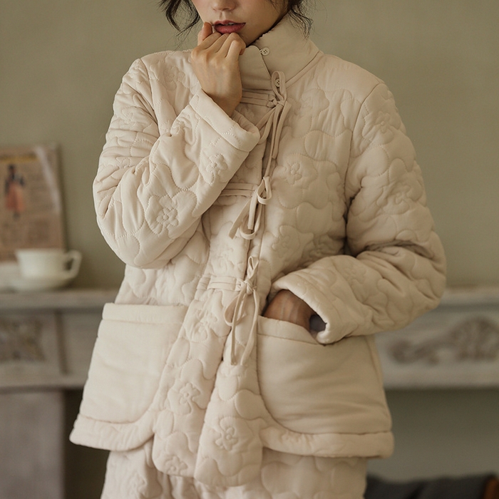 91家纺网 家纺一手货源 找家纺 洛兰沙家居馆 2024新款睡衣女秋冬季三层夹棉珊瑚绒加厚保暖两件套女士可外穿加绒家居服 米色