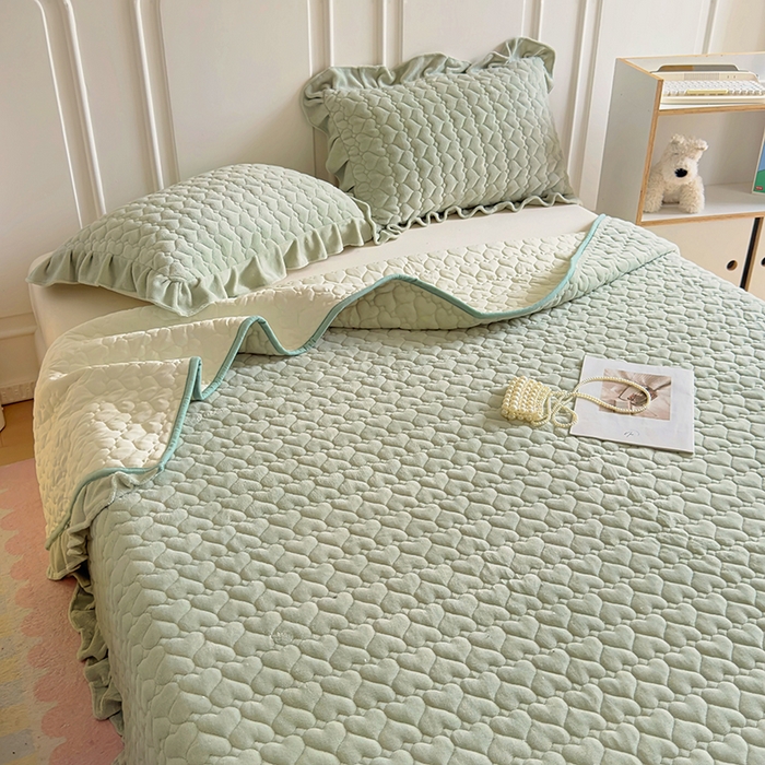 91家纺网 家纺一手货源 找家纺 美梦家纺 2024新款素色牛奶绒花边床盖系列 松野绿