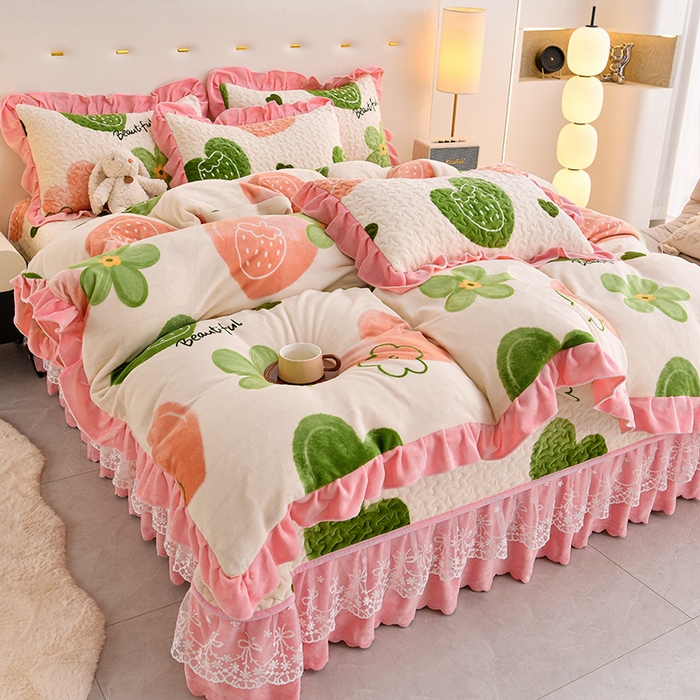 91家纺网 家纺一手货源 找家纺 民新家纺 2025新款牛奶绒印花夹棉床盖四件套 爱心草莓-粉