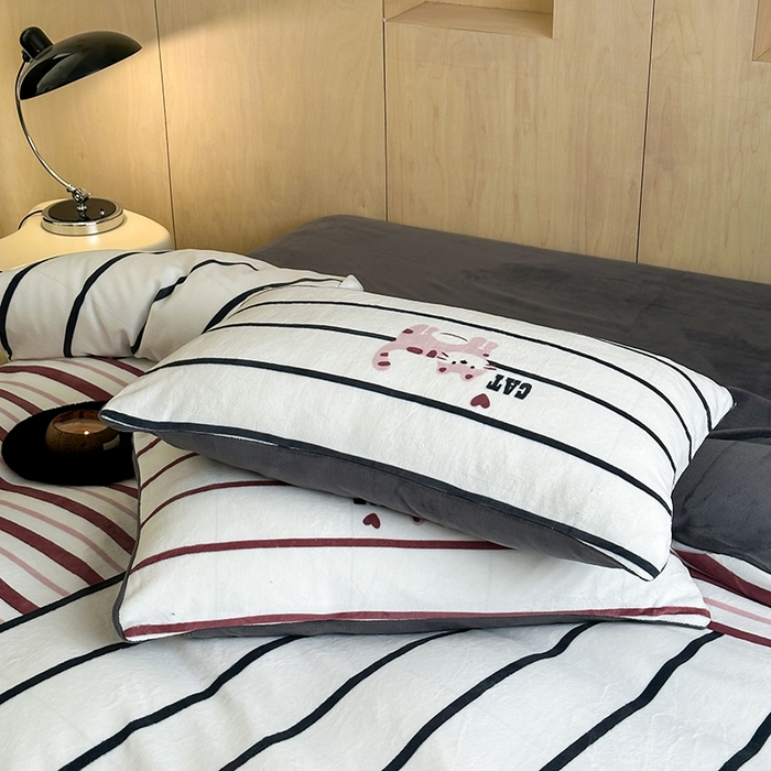 91家纺网 家纺一手货源 找家纺 昔可家纺 2024新款大版数码印花设计师牛奶绒四件套 拼接条纹爱心猫