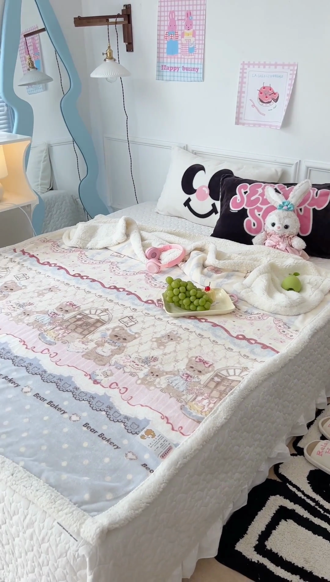 91家纺网 家纺一手货源 找家纺 昔可家纺 2024新款羊羔绒牛奶绒毛毯系列（三）-场景二-洛丽塔系列 小熊烘焙屋