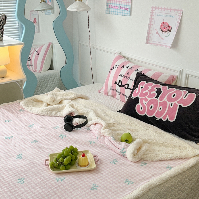 91家纺网 家纺一手货源 找家纺 昔可家纺 2024新款羊羔绒牛奶绒毛毯系列（三）-场景二-少女风系列 粉格蝴蝶结