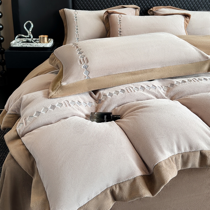 91家纺网 家纺一手货源 找家纺 凡客家居 2024新款高克重牛奶绒绣花拼角四件套 深卡其