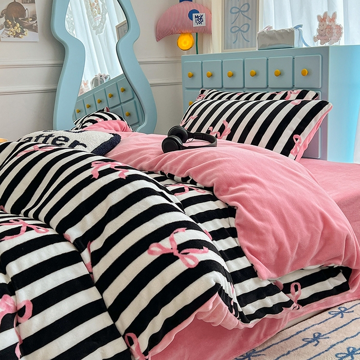 91家纺网 家纺一手货源 找家纺 昔可家纺 2024新款印花牛奶绒四件套系列-ins少女系列 黑粉芭蕾蝴蝶结