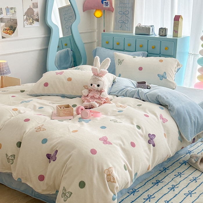 91家纺网 家纺一手货源 找家纺 昔可家纺 2024新款印花牛奶绒四件套系列-复古小清新系列 波点彩色蝴蝶