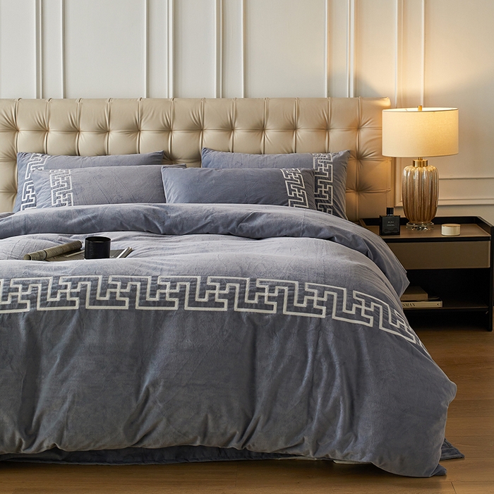 91家纺网 家纺一手货源 找家纺 安莱生活 2024新款高克重牛奶绒锦丝绒美式毛巾绣巴洛克四件套 巴洛克-灰